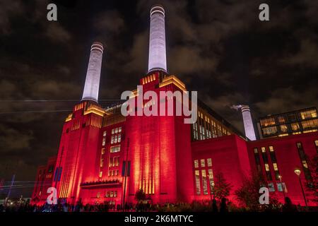 Londres, Royaume-Uni. 14th octobre 2022. Battersea Power Station célèbre l'ouverture de ses portes au public. La structure art déco a été abandonnée depuis des décennies mais a été officiellement rouverte dans le cadre d'un projet de régénération de £9 milliards. À son apogée, elle a fourni un cinquième de l’électricité de Londres – y compris au Palais de Buckingham et au Parlement – mais elle a fermé ses portes en 1983 et n’a pas été utilisée depuis. Credit: Guy Corbishley/Alamy Live News Banque D'Images