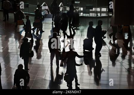 Silhouettes de passagers dans terminal aéroport Haneda Tokyo Japon Banque D'Images