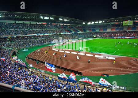 Match de football et fans au Nissan Stadium dans la soirée à Yokohama, Japon Banque D'Images