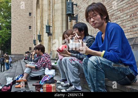 Étudiants pause déjeuner campus de l'Université de Waseda Tokyo Japon Banque D'Images