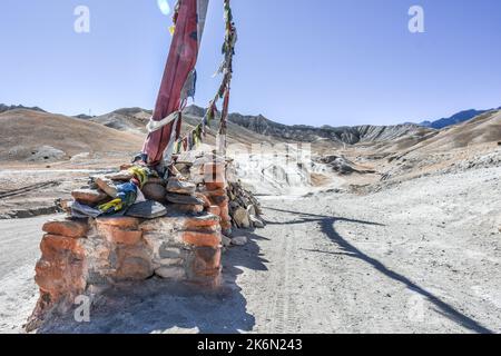 Drapeaux de prière bouddhistes dans la région de Mustang supérieur au Népal, dans l'Himalaya Banque D'Images