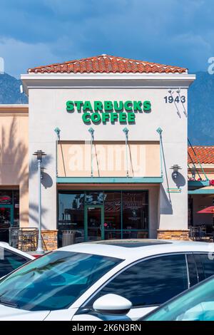 Upland, CA – 10 octobre 2022 : STARBUCKS Corporation est une chaîne multinationale américaine de cafés et de réserves de roastères dont le siège est situé à Seattle, en Australie occidentale. Banque D'Images