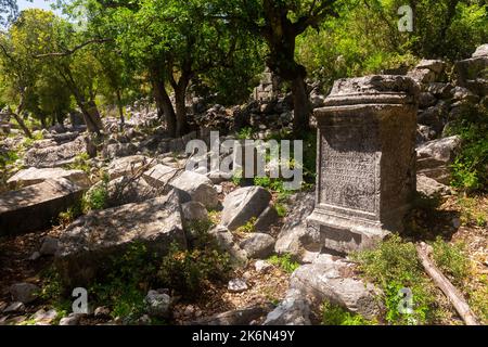 Ancienne statue de marbre piédestal parmi les ruines Agora de la ville abandonnée Termessos Banque D'Images