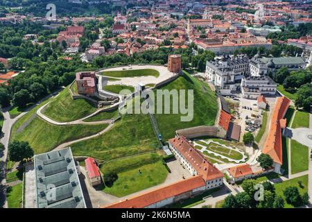 Tour du château de Gediminas dans la vieille ville de Vilnius, Lituanie, vue aérienne Banque D'Images