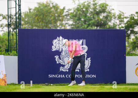 Bangkok, THAÏLANDE. 15th octobre 2022. Tirawat Kaewsirsbandit de THAÏLANDE est au trou 1 pendant le tour 3rd de l'Open de Singha Bangkok au club de golf de Bangkok à Pathum Thani, THAÏLANDE. Credit: Jason Butler/Alay Live News. Banque D'Images