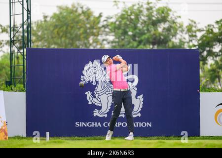 Bangkok, THAÏLANDE. 15th octobre 2022. Tirawat Kaewsirsbandit de THAÏLANDE est au trou 1 pendant le tour 3rd de l'Open de Singha Bangkok au club de golf de Bangkok à Pathum Thani, THAÏLANDE. Credit: Jason Butler/Alay Live News. Banque D'Images