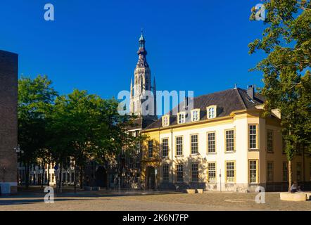 Rues de Breda, vue sur la tour Grote Kerk Banque D'Images