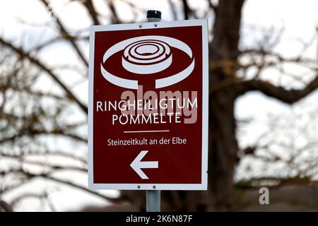 13 octobre 2022, Saxe-Anhalt, Pömmelte: Un panneau montre le chemin vers le sanctuaire de l'anneau. Le sanctuaire de l'anneau reconstruit se trouve sur le site d'origine. Le sanctuaire circulaire a un diamètre de 115 mètres et est entouré par une clôture de palissade faite de 1800 troncs de robinia. Pömmelte est comparable à l'anglais Stonehenge - seul le site a été construit en bois. Une plate-forme de visualisation de neuf mètres de haut offre une vue d'ensemble complète. Le sanctuaire de 4300 ans à Pömmelte-Zackmünde (Salzlandkreis) est un aimant touristique. Photo: Peter Gercke/dpa Banque D'Images