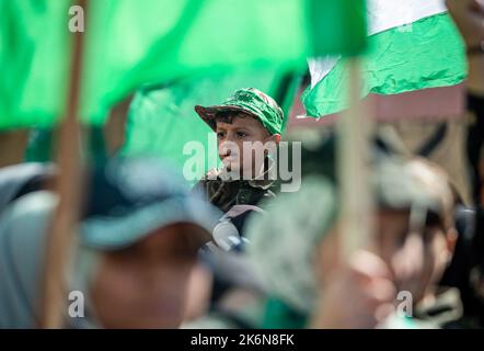 Gaza, Palestine. 14th octobre 2022. Un enfant palestinien est vu lors d'une manifestation en faveur de la mosquée Al-Aqsa à Khan Yunis, dans le sud de la bande de Gaza. Crédit : SOPA Images Limited/Alamy Live News Banque D'Images