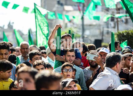 Gaza, Palestine. 14th octobre 2022. Les partisans du mouvement palestinien du Hamas participent à une manifestation en faveur de la mosquée Al-Aqsa à Khan Yunis, dans le sud de la bande de Gaza (photo de Yousef Masoud/SOPA Images/Sipa USA) Credit: SIPA USA/Alay Live News Banque D'Images