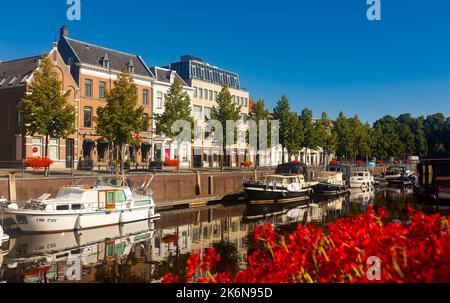 Demeures majestueuses dans un port, Breda. Pays-Bas Banque D'Images