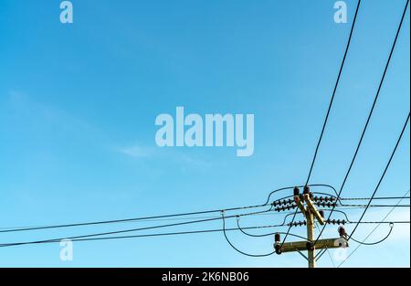 Mât électrique et ciel bleu. Puissance et énergie. Alimentation électrique triphasée pour le transfert de puissance par les réseaux électriques. Concept de crise énergétique mondiale. Élevée Banque D'Images