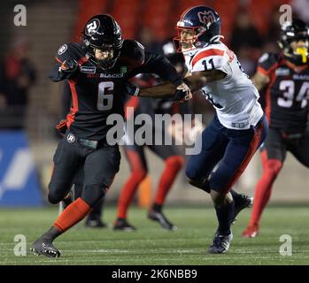 Canada. 14th octobre 2022. (Ottawa, Canada---14 octobre 2022) Antoine Pruneau (6) des Red Blacks d'Ottawa et Kaion Julien-Grant (11) des Alouettes de Montréal dans un match de saison régulière de la Ligue canadienne de football (LCF) entre les Alouettes de Montréal aux RedBlacks d'Ottawa. Crédit : Sean Burges/Alay Live News Banque D'Images