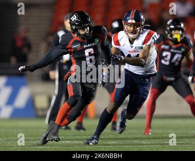 Canada. 14th octobre 2022. (Ottawa, Canada---14 octobre 2022) Antoine Pruneau (6) des Red Blacks d'Ottawa et Kaion Julien-Grant (11) des Alouettes de Montréal dans un match de saison régulière de la Ligue canadienne de football (LCF) entre les Alouettes de Montréal aux RedBlacks d'Ottawa. Crédit : Sean Burges/Alay Live News Banque D'Images