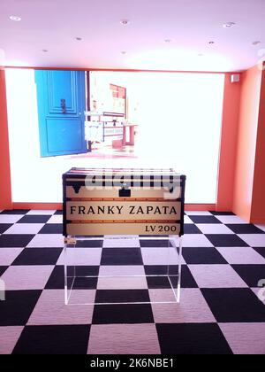 New York, États-Unis. 14th octobre 2022. L'exposition itinérante mondiale de Louis Vuitton qui présente les troncs imaginatifs créés par 200 visionnaires dans l'ancien magasin Barney sur Madison Avenue jusqu'à 31 décembre 2022 à New York, NY, États-Unis sur 14 octobre 2022. Photo de Charles Guerin/ABACAPRESS.COM crédit: Abaca Press/Alay Live News Banque D'Images