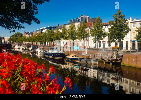 Demeures majestueuses dans un port, Breda. Pays-Bas Banque D'Images