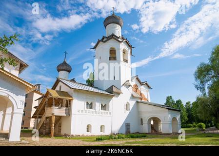 Jour de juin ensoleillé près de la cathédrale médiévale de la Transfiguration du Sauveur. Staraya Russa. Région de Novgorod, Russie Banque D'Images