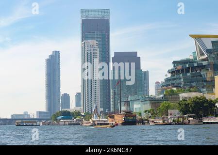 BANGKOK, THAÏLANDE - 02 JANVIER 2019 : matin ensoleillé sur la rivière Chao Phraya. Bangkok moderne Banque D'Images