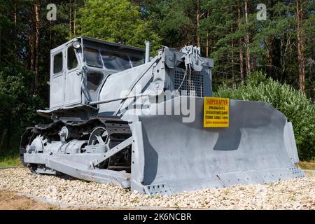SHARYA, RUSSIE - 07 AOÛT 2022 : gros plan du bulldozer soviétique S-100 (T-100M) par une journée ensoleillée d'été. Exposition de matériel de bûr Banque D'Images
