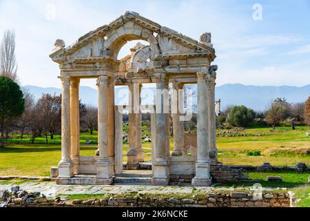 Porte monumentale ou tétrapylon dans la ville antique d'Aphrodisias, Turquie Banque D'Images