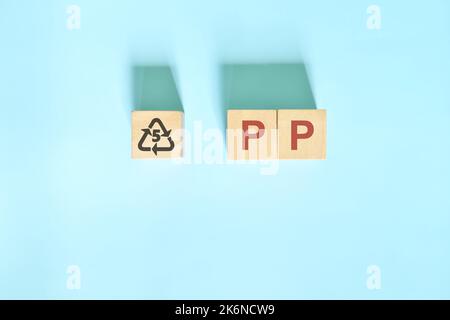 Icône de recyclage numéro 5 pour le symbole PP ou polypropylène sur les blocs de bois à plat. Banque D'Images