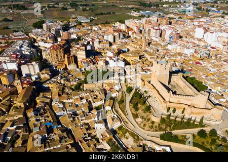 Ville espagnole de Villena surplombant le château fortifié d'Atalaya Banque D'Images