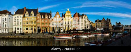 Vue d'été sur Gand avec maisons de ville flamandes typiques sur les rives de la rivière Leie Banque D'Images