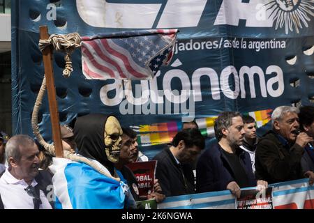 Washington DC, États-Unis. 14th octobre 2022. Dans le cadre de la mobilisation mondiale contre le FMI et la Banque mondiale qui tiennent leur réunion annuelle à Washington, la dette internationale pour le climat! Collective mobilisée dans les bureaux du FMI pour exiger l'annulation des dettes financières illégitimes imposées par ces entités. En retour, ce groupe international s’efforce d’élaborer un programme commun de lutte contre le changement climatique, considérant que la crise climatique exige l’annulation des dettes financières. (Photo de Esteban Osorio/Pacific Press) crédit: Pacific Press Media production Corp./Alay Banque D'Images