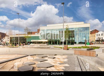 24 avril 2022 : Barnsley, South Yorkshire, Royaume-Uni - Barnsley Library et May Day Green, une partie du complexe Glassworks. Banque D'Images