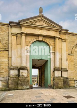 28 avril 2022 : Halifax, West Yorkshire, Royaume-Uni - la porte nord du Piece Hall, ouverte en 1779 comme marché pour les tisserands locaux, et classée en Grade I Banque D'Images