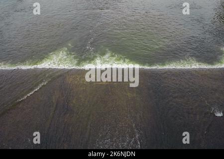 Eau libérée de Kallanai (également connue sous le nom de Grand Anicut). Kallanai est un ancien barrage construit sur la rivière Kaveri, le Tamil Nadu. Ensemble de mise au point Banque D'Images