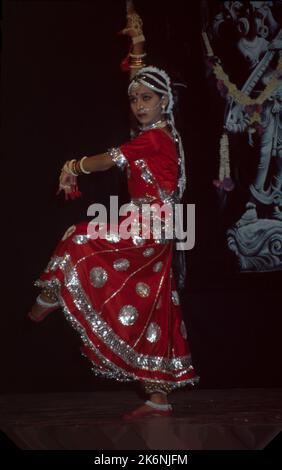 Kathak:- une des principales formes de danse classique dramatique, il est indigène au nord de l'Inde et développé sous l'influence des cultures hindoue et musulmane. Il se caractérise par un travail complexe du pied et un modèle de contrôle de 100 cloches de cheville. Kathak est dansé par les hommes et les femmes beaucoup de danse transmet l'humeur de l'Amour. Banque D'Images