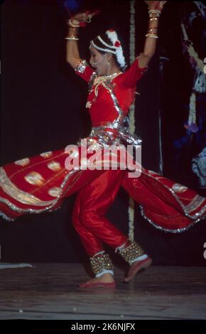 Kathak:- une des principales formes de danse classique dramatique, il est indigène au nord de l'Inde et développé sous l'influence des cultures hindoue et musulmane. Il se caractérise par un travail complexe du pied et un modèle de contrôle de 100 cloches de cheville. Kathak est dansé par les hommes et les femmes beaucoup de danse transmet l'humeur de l'Amour. Banque D'Images