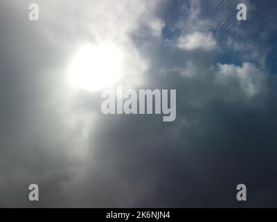 Vue aérienne.Le drone survole des nuages brumeux et moelleux.Soleil bleu ciel et brouillard marin.Résumé nature aérienne été océan coucher de soleil mer et ciel fond Banque D'Images