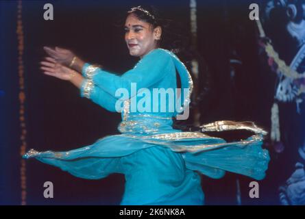 Kathak:- une des principales formes de danse classique dramatique, il est indigène au nord de l'Inde et développé sous l'influence des cultures hindoue et musulmane. Il se caractérise par un travail complexe du pied et un modèle de contrôle de 100 cloches de cheville. Kathak est dansé à la fois les hommes et les femmes beaucoup de danse transmet l'humeur de l'Amour. Banque D'Images