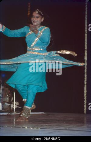 Kathak:- une des principales formes de danse classique dramatique, il est indigène au nord de l'Inde et développé sous l'influence des cultures hindoue et musulmane. Il se caractérise par un travail complexe du pied et un modèle de contrôle de 100 cloches de cheville. Kathak est dansé à la fois les hommes et les femmes beaucoup de danse transmet l'humeur de l'Amour. Banque D'Images