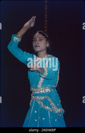 Kathak:- une des principales formes de danse classique dramatique, il est indigène au nord de l'Inde et développé sous l'influence des cultures hindoue et musulmane. Il se caractérise par un travail complexe du pied et un modèle de contrôle de 100 cloches de cheville. Kathak est dansé à la fois les hommes et les femmes beaucoup de danse transmet l'humeur de l'Amour. Banque D'Images