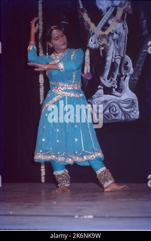 Kathak:- une des principales formes de danse classique dramatique, il est indigène au nord de l'Inde et développé sous l'influence des cultures hindoue et musulmane. Il se caractérise par un travail complexe du pied et un modèle de contrôle de 100 cloches de cheville. Kathak est dansé à la fois les hommes et les femmes beaucoup de danse transmet l'humeur de l'Amour. Banque D'Images