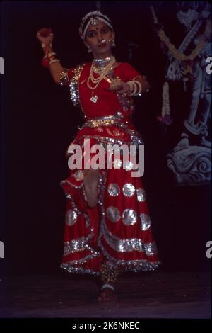 Kathak:- une des principales formes de danse classique dramatique, il est indigène au nord de l'Inde et développé sous l'influence des cultures hindoue et musulmane. Il se caractérise par un travail complexe du pied et un modèle de contrôle de 100 cloches de cheville. Kathak est dansé à la fois les hommes et les femmes beaucoup de danse transmet l'humeur de l'Amour. Banque D'Images