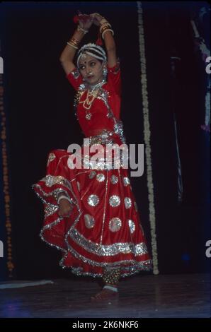 Kathak:- une des principales formes de danse classique dramatique, il est indigène au nord de l'Inde et développé sous l'influence des cultures hindoue et musulmane. Il se caractérise par un travail complexe du pied et un modèle de contrôle de 100 cloches de cheville. Kathak est dansé à la fois les hommes et les femmes beaucoup de danse transmet l'humeur de l'Amour. Banque D'Images