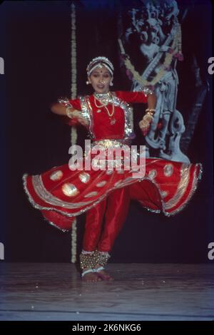 Kathak:- une des principales formes de danse classique dramatique, il est indigène au nord de l'Inde et développé sous l'influence des cultures hindoue et musulmane. Il se caractérise par un travail complexe du pied et un modèle de contrôle de 100 cloches de cheville. Kathak est dansé à la fois les hommes et les femmes beaucoup de danse transmet l'humeur de l'Amour. Banque D'Images