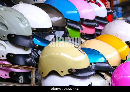 Groupe de casques colorés sont des ventes sur le marché Banque D'Images