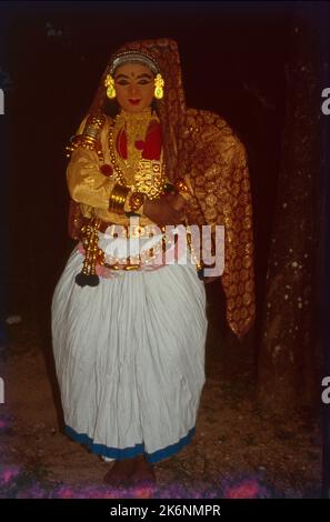 Kathakali:- la danse classique indienne du Kerala est basée sur Ramayana, Mahabharata et Stories from Shaiva Littérature. Des voix qui chantent les histoires comme celles des danseurs se produisent en plein air toute la nuit. Traditionnellement, Kathakali est exécuté par des hommes et des jeunes garçons, qui jouent le rôle des hommes et des femmes. Les visages sont faits pour ressembler à des masques peints, les costumes se composent d'une jupe complète, d'une veste lourde, de nombreuses guirlandes et sans col et de la hauteur imposante. Banque D'Images