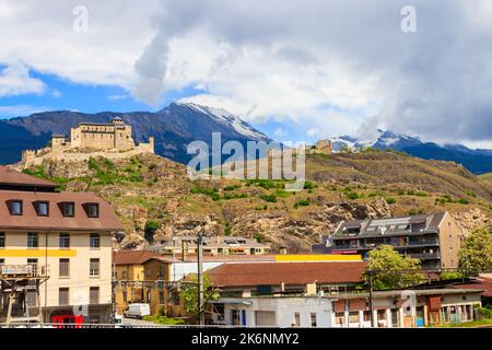 Vue sur le château de Tourbillon et la basilique de la Valère à Sion, en Suisse Banque D'Images