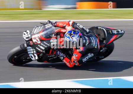 15 octobre 2022: Maverick Viñales (SPA) sur le No.12 Aprilia de course d'Aprilia le jour de qualification pour le Grand Prix australien des marques Animoca 2022 au circuit du Grand Prix de Phillip Island, Victoria, Australie. Sydney Low/Cal Sport Media Banque D'Images