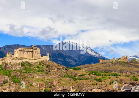 Vue sur le château de Tourbillon et la basilique de la Valère à Sion, en Suisse Banque D'Images