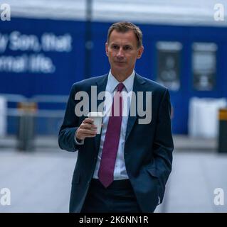 Londres, Angleterre, Royaume-Uni. 15th octobre 2022. Le chancelier de l'Échiquier JEREMY HUNT est vu en dehors de la BBC lorsqu'il apparaît dans les petits-déjeuners. Crédit : ZUMA Press, Inc./Alay Live News Banque D'Images