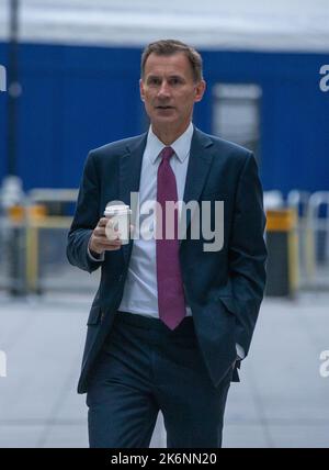 Londres, Angleterre, Royaume-Uni. 15th octobre 2022. Le chancelier de l'Échiquier JEREMY HUNT est vu en dehors de la BBC lorsqu'il apparaît dans les petits-déjeuners. Crédit : ZUMA Press, Inc./Alay Live News Banque D'Images