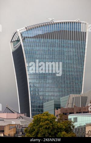 20 Fenchurch Street est un gratte-ciel commercial de Londres qui tire son nom de son adresse sur Fenchurch Street, dans le quartier financier historique de la ville de Londres. Il a été surnommé « The Walkie-Talkie » en raison de sa forme distinctive, qui ressemble à un combiné radio bidirectionnel. La construction a été achevée au printemps 2014 et le « jardin » de trois étages a été ouvert en janvier 2015. Le bâtiment de 38 étages mesure 160 m (525 pi) de haut. Depuis juillet 2017, le bâtiment appartient aux groupes Lee Kum Kee. Banque D'Images