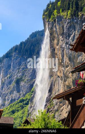 Vue sur les chutes de Staubbach à Lauterbrunnen, Oberland bernois, Suisse Banque D'Images